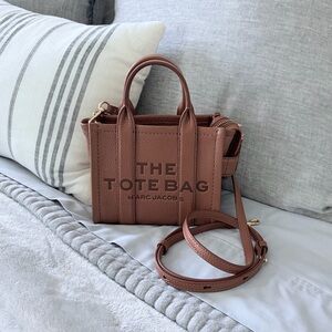 Marc Jacobs Leather Crossbody Tote Bag in Argan Oil